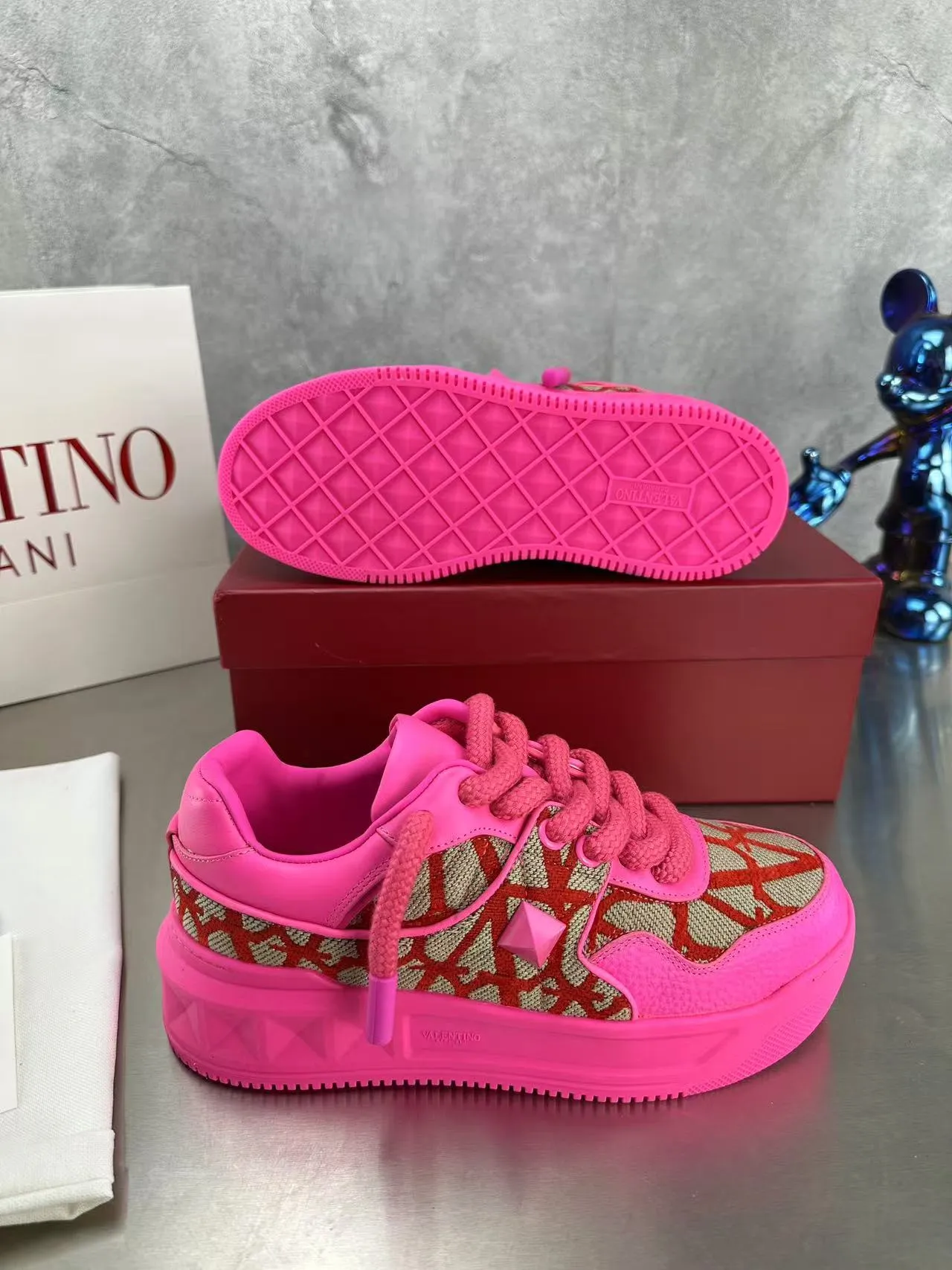 👟👟Ex-factory price 640👟👟 🔺Valentino🔺Valentino new casual shoes 2023 latest model hot style for catwalk couples, thick shoelaces, the same style as Elsa Hosk, Zhang Yixing, Guan Xiaotong and many other stars 🔥 Top version + lasting process, full oil edge on the upper. Fabric: Customized cowhide + cowhide lining with breathable mesh. Outsole: original molded TPU thickened outsole. Size for women is 35-40. Men’s size is 39-45.